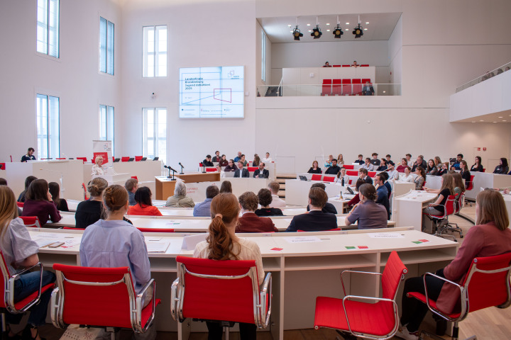 Blick in den Plenarsaal während des Grußworts der Landtagspräsidentin Prof. Dr. Ulrike Liedtke 