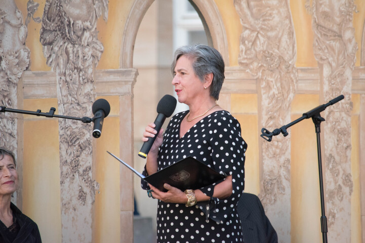 Begrüßung der Landtagsvizepräsidentin Barbara Richstein zur vierten Veranstaltung „Kunst zur Zeit“ im Innenhof des Landtag.