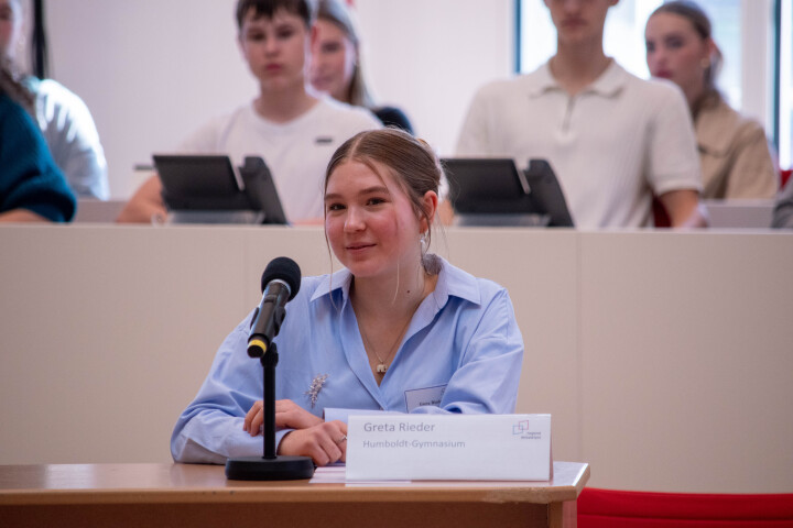 Greta Rieder vom Humboldt-Gymnasium Eichwalde während der Finaldebatte der Altersgruppe I 