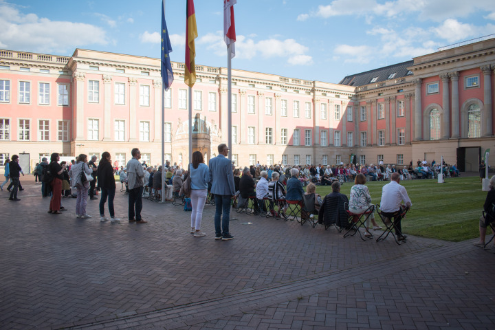 Impression der vierten Veranstaltung „Kunst zur Zeit“ im Innenhof des Landtages.