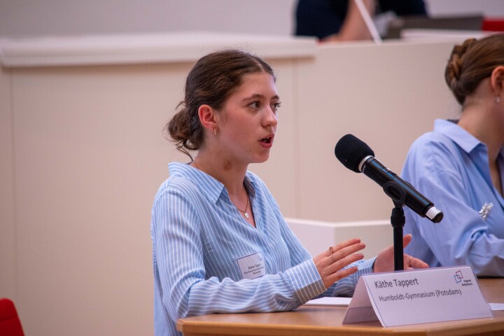 Käthe Tappert vom Humboldt-Gymnasium Potsdam während der Finaldebatte der Altersgruppe I 