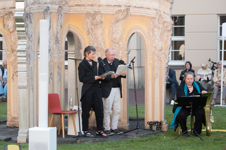 Lesung „Unterm Birnenbaum“ von Theodor Fontane durch Sabine Arnhold (l.) und Hans-Jochen Röhrig (m.), musikalisch begleitet durch Janni Struzyk (r.)