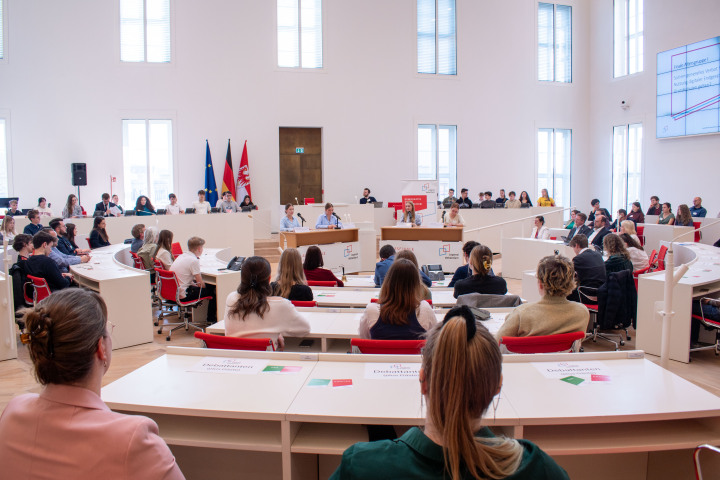 Blick in den Plenarsaal während der Finaldebatte der Altersgruppe I 