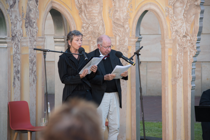 Lesung „Unterm Birnenbaum“ von Theodor Fontane durch Sabine Arnhold (l.) und Hans-Jochen Röhrig (r.)