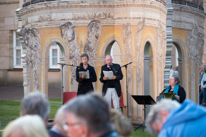 Lesung „Unterm Birnenbaum“ von Theodor Fontane durch Sabine Arnhold (l.) und Hans-Jochen Röhrig (m.), musikalisch begleitet durch Janni Struzyk (r.)