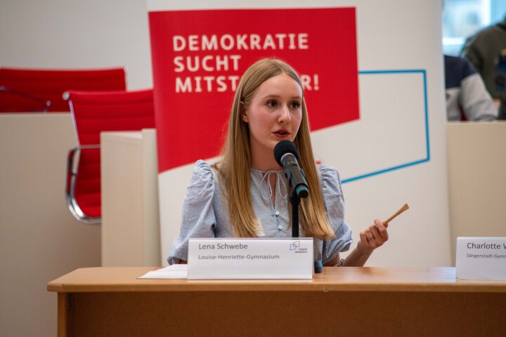 Lena Schwebe vom Louise-Henriette-Gymnasium Oranienburg während der Finaldebatte der Altersgruppe I 