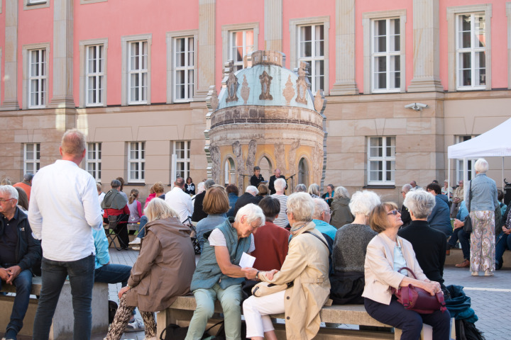 Impression der vierten Veranstaltung „Kunst zur Zeit“ im Innenhof des Landtages.