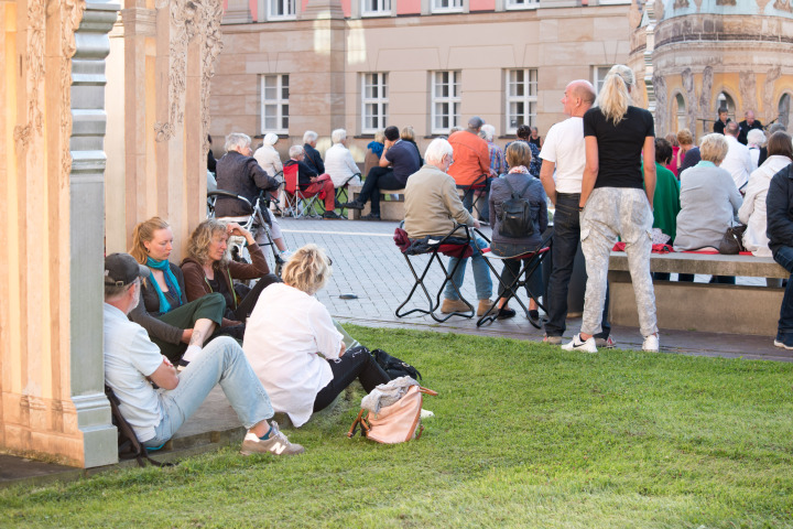 Impression der vierten Veranstaltung „Kunst zur Zeit“ im Innenhof des Landtages.