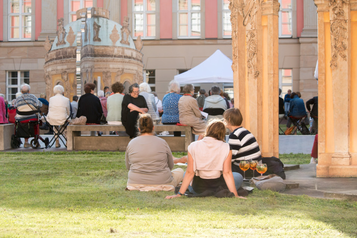 Impression der vierten Veranstaltung „Kunst zur Zeit“ im Innenhof des Landtages.