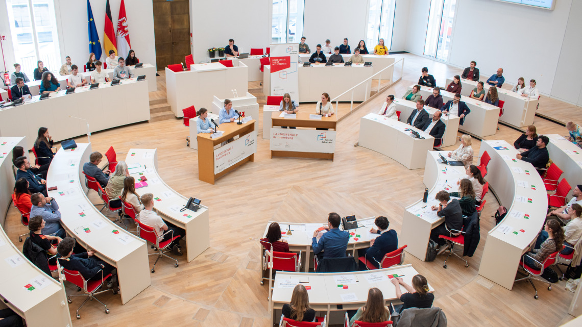Blick in den Plenarsaal während der Debatten der Altersgrupppe I zum Landesfinale „Jugend debattiert“ 2025