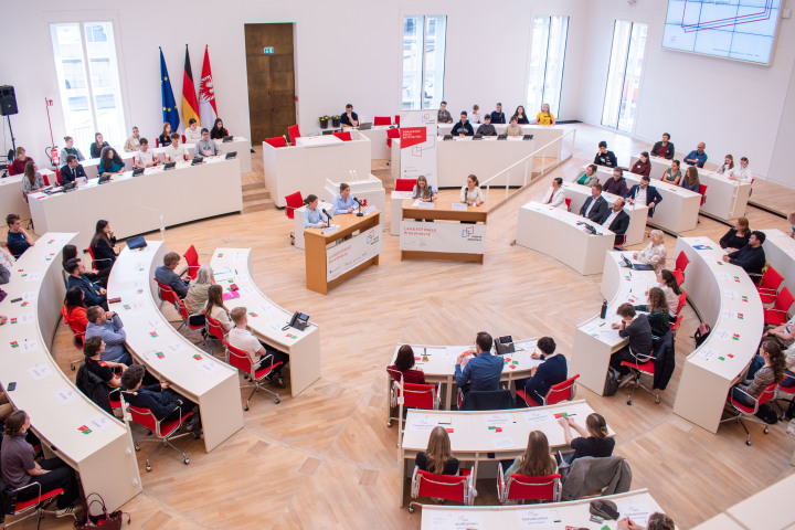 Blick in den Plenarsaal während der Finaldebatte der Altersgruppe I 