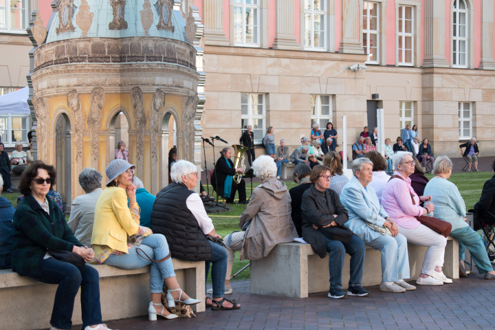 Impression der vierten Veranstaltung „Kunst zur Zeit“ im Innenhof des Landtages.