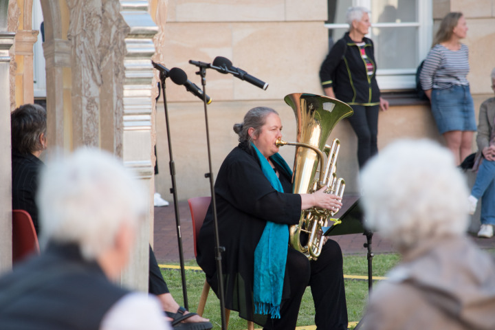 Musikalische Begleitung zur Lesung von Janni Struzyk mit der Tuba