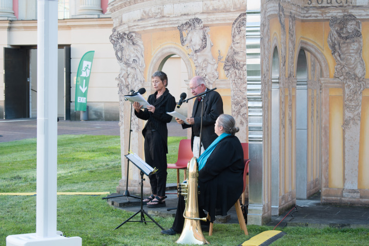 Lesung „Unterm Birnenbaum“ von Theodor Fontane durch Sabine Arnhold (l.) und Hans-Jochen Röhrig (m.), musikalisch begleitet durch Janni Struzyk (r.)