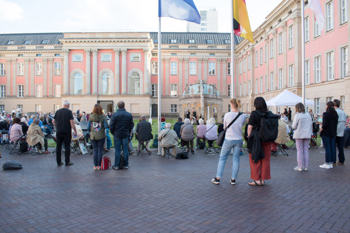 Impression der vierten Veranstaltung „Kunst zur Zeit“ im Innenhof des Landtages.