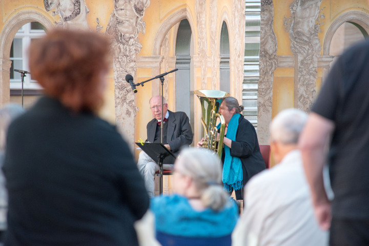 Impression der vierten Veranstaltung „Kunst zur Zeit“ im Innenhof des Landtages.