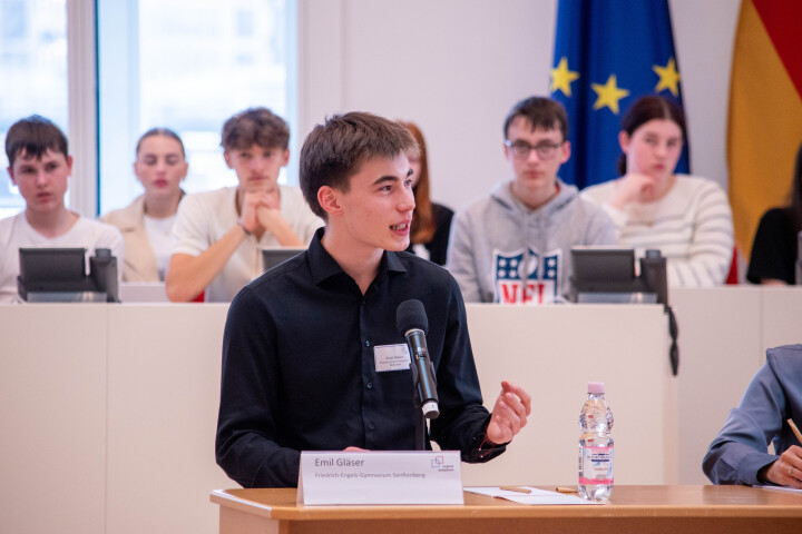 Emil Gläser vom Friedrich-Engels-Gymnasium Senftenberg während der Finaldebatte der Altersgruppe II