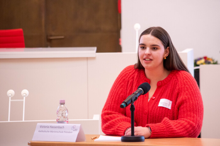Victoria Hassenbach von der Katholischen Marienschule Potsdam während der Finaldebatte der Altersgruppe II