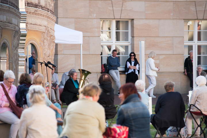 Impression der vierten Veranstaltung „Kunst zur Zeit“ im Innenhof des Landtages.