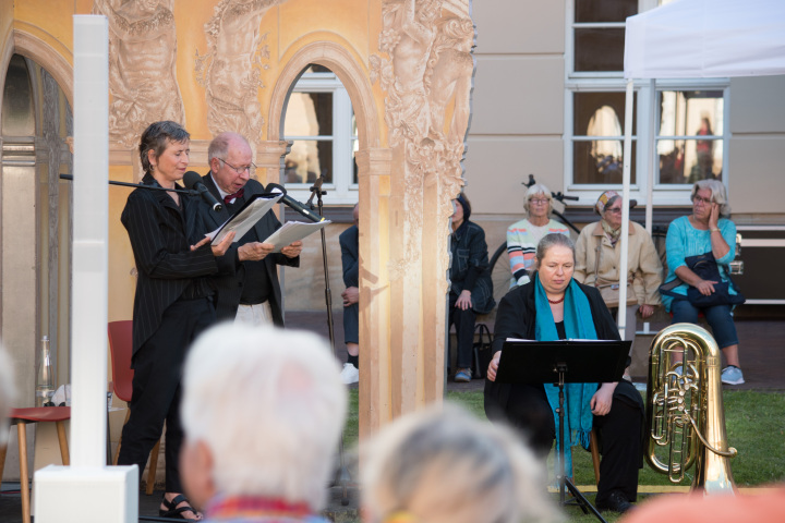 Lesung „Unterm Birnenbaum“ von Theodor Fontane durch Sabine Arnhold (l.) und Hans-Jochen Röhrig (m.), musikalisch begleitet durch Janni Struzyk (r.)