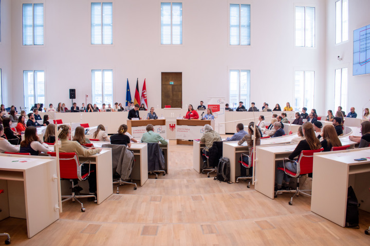 Blick in den Plenarsaal während der Finaldebatte der Altersgruppe II