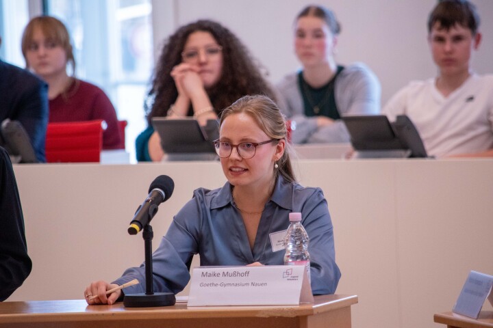 Maike Mußhoff vom Goethe-Gymnasium Nauen während der Finaldebatte der Altersgruppe II