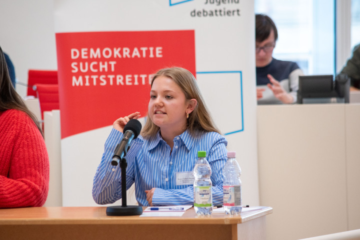 Emma Carlotta Heyden vom Lise-Meitner-Gymnasium während der Finaldebatte der Altersgruppe II