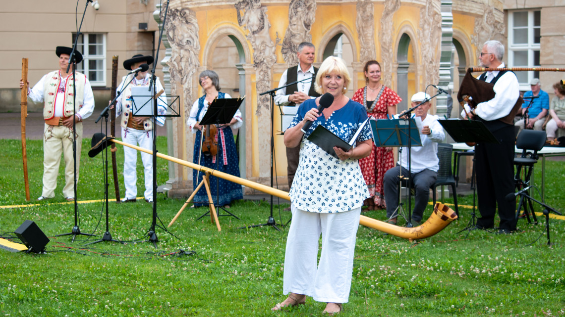 Begrüßung der Landtagspräsidentin Prof. Dr. Ulrike Liedtke zur letzten Veranstaltung „Kunst zur Zeit“ im Innenhof des Landtages