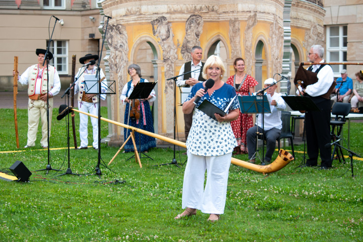 Begrüßung der Landtagspräsidentin Prof. Dr. Ulrike Liedtke zur letzten Veranstaltung „Kunst zur Zeit“ im Innenhof des Landtages