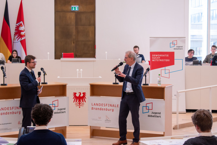 Gesprächsrunde mit dem Staatssekretär im Brandenburger Bildungsministerium Hendrik Fischer (r.)