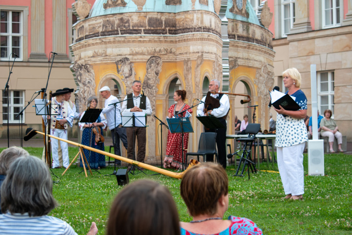 Begrüßung der Landtagspräsidentin Prof. Dr. Ulrike Liedtke zur letzten Veranstaltung „Kunst zur Zeit“ im Innenhof des Landtages