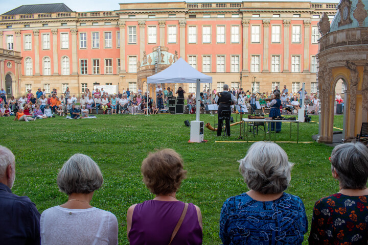 Impression von der letzten Veranstaltung „Kunst zur Zeit“ im Innenhof des Landtages 