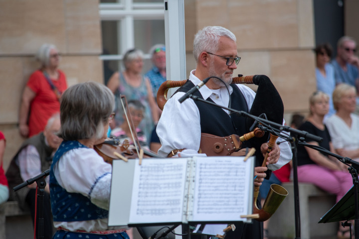 Lubina Šurowa-Pukačowa (l.) an der sorbischen Geige und Dudelsackspieler Andreas Hentzschel (r.)