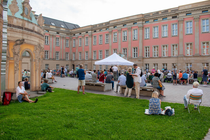 Impression von der letzten Veranstaltung „Kunst zur Zeit“ im Innenhof des Landtages