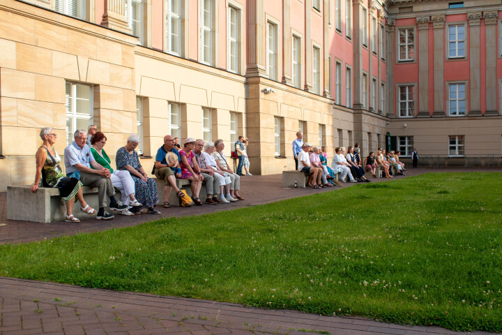 Impression von der letzten Veranstaltung „Kunst zur Zeit“ im Innenhof des Landtages