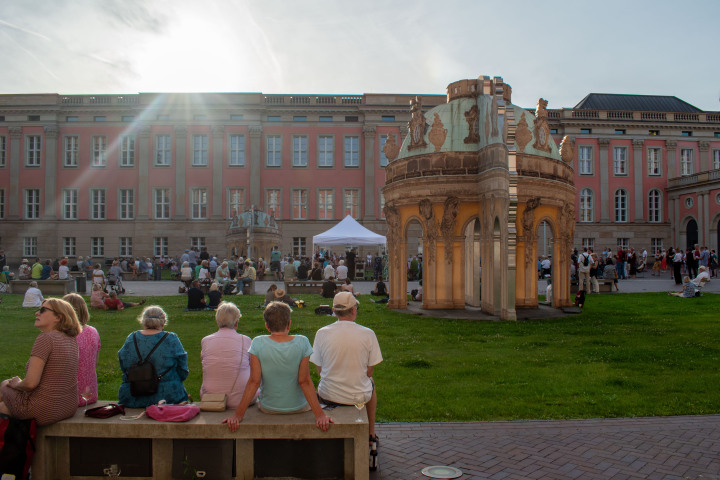 Impression von der letzten Veranstaltung „Kunst zur Zeit“ im Innenhof des Landtages