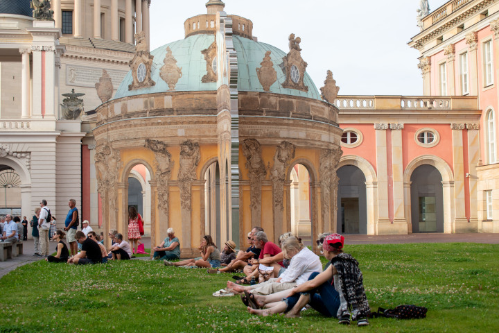 Impression von der letzten Veranstaltung „Kunst zur Zeit“ im Innenhof des Landtages