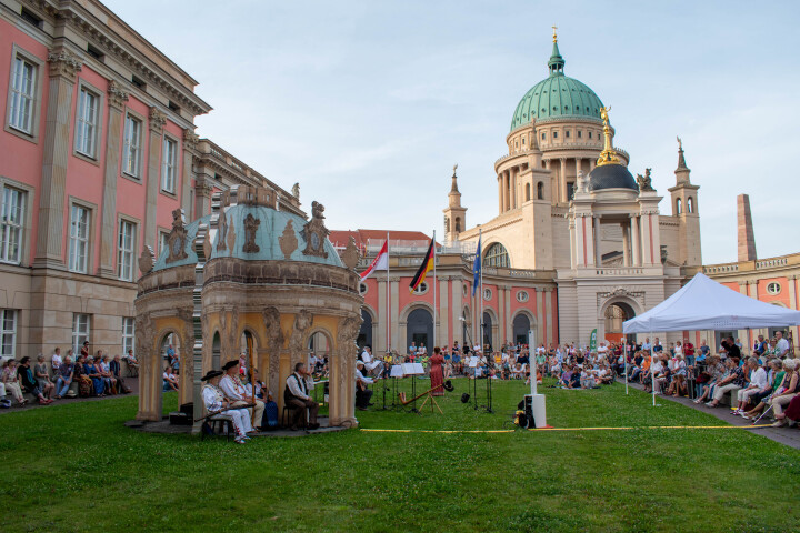 Impression von der letzten Veranstaltung „Kunst zur Zeit“ im Innenhof des Landtages