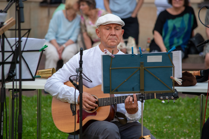 Valentin Dimov mit der akustischen Gitarre