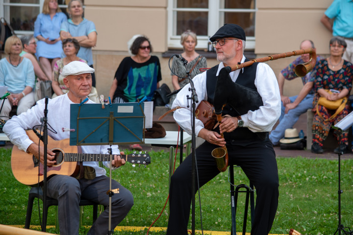 Valentin Dimov (l.) mit der akustischen Gitarre und Dudelsackspieler Andreas Hentzschel (r.)