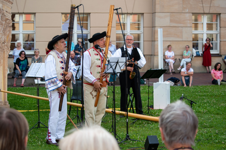 Ludovit Matiaško (r.) und Jaroslav Pukač (l.) mit der slowakischen Hirtenflöte Fujara