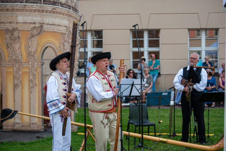 Ludovit Matiaško (m.) sang während des Auftritts mit Jaroslav Pukač (l.) an der Fujara und Andreas Hentzschel (r.) am Dudelsack