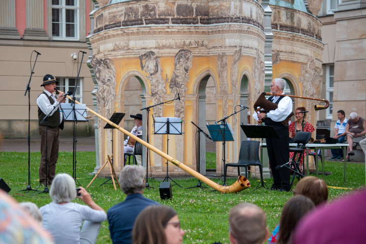 Bernd Neffe am Alphorn (r.) und Andreas Hentzschel am Dudelsack (l.)