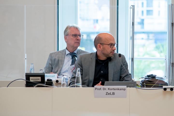 Die Anzuhörenden Prof. Dr. Ulrich Kortenkamp (1. Reihe r.) vom Zentrum für Lehrerbildung und Bildungsforschung an der Universität Potsdam und Prof. Dr. Christoph Meinel (2. Reihe l.) vom Hasso-Plattner-Institut für Digital Engineering gGmbH