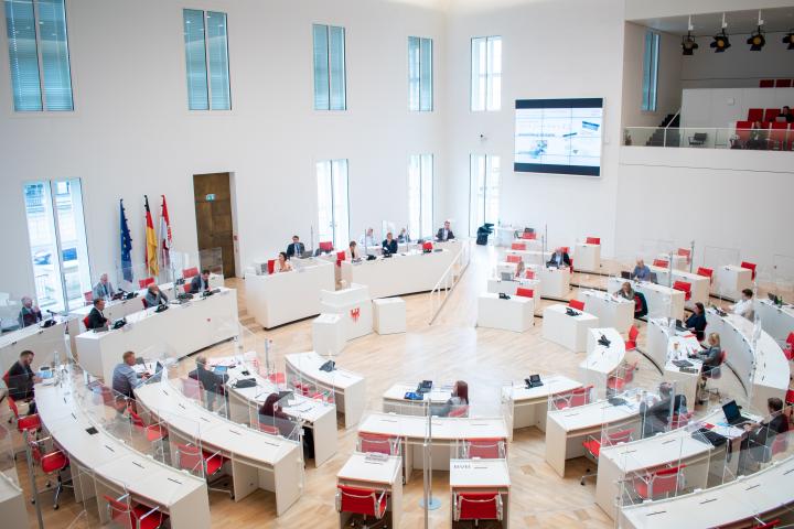Blick in den Plenarsaal während der 10. Sitzung des Ausschusses für Bildung, Jugend und Sport