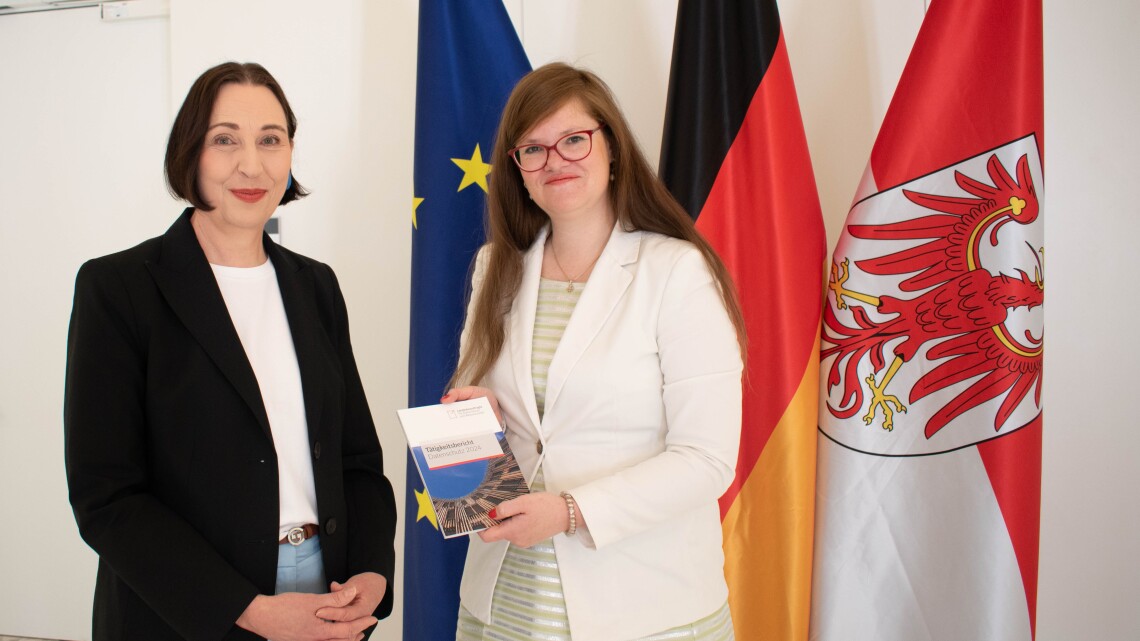 Vizepräsidentin des Landtages Dr. Jouleen Gruhn (r.) nahm den Datenschutzbericht für Brandenburg für das Jahr 2024 von der Landesbeauftragten für den Datenschutz und für das Recht auf Akteneinsicht Dagmar Hartge (l.) entgegengenommen.