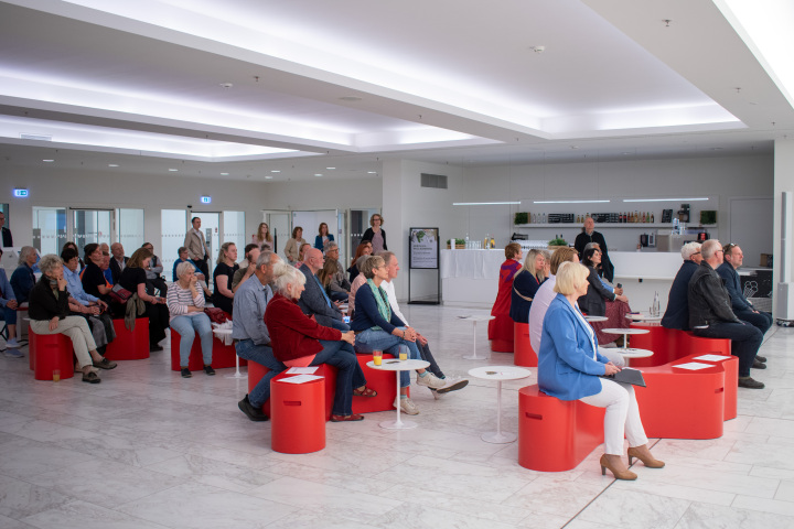 Blick ins Foyer zu Beginn der Ausstellungseröffnung