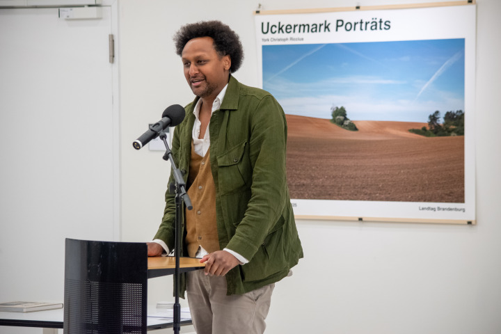 Einführung in die Ausstellung durch den Projektleiter/Herausgeber Jonathan Teklu