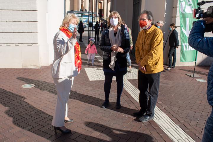 Landtagspräsidentin Prof. Dr. Ulrike Liedtke (l.) begrüßt am Sonntag Gäste zum Einheitswochenende am Fortunaportal.