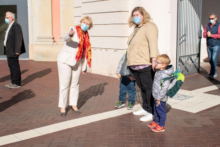 Landtagspräsidentin Prof. Dr. Ulrike Liedtke (l.) begrüßt am Sonntag Gäste zum Einheitswochenende am Fortunaportal.